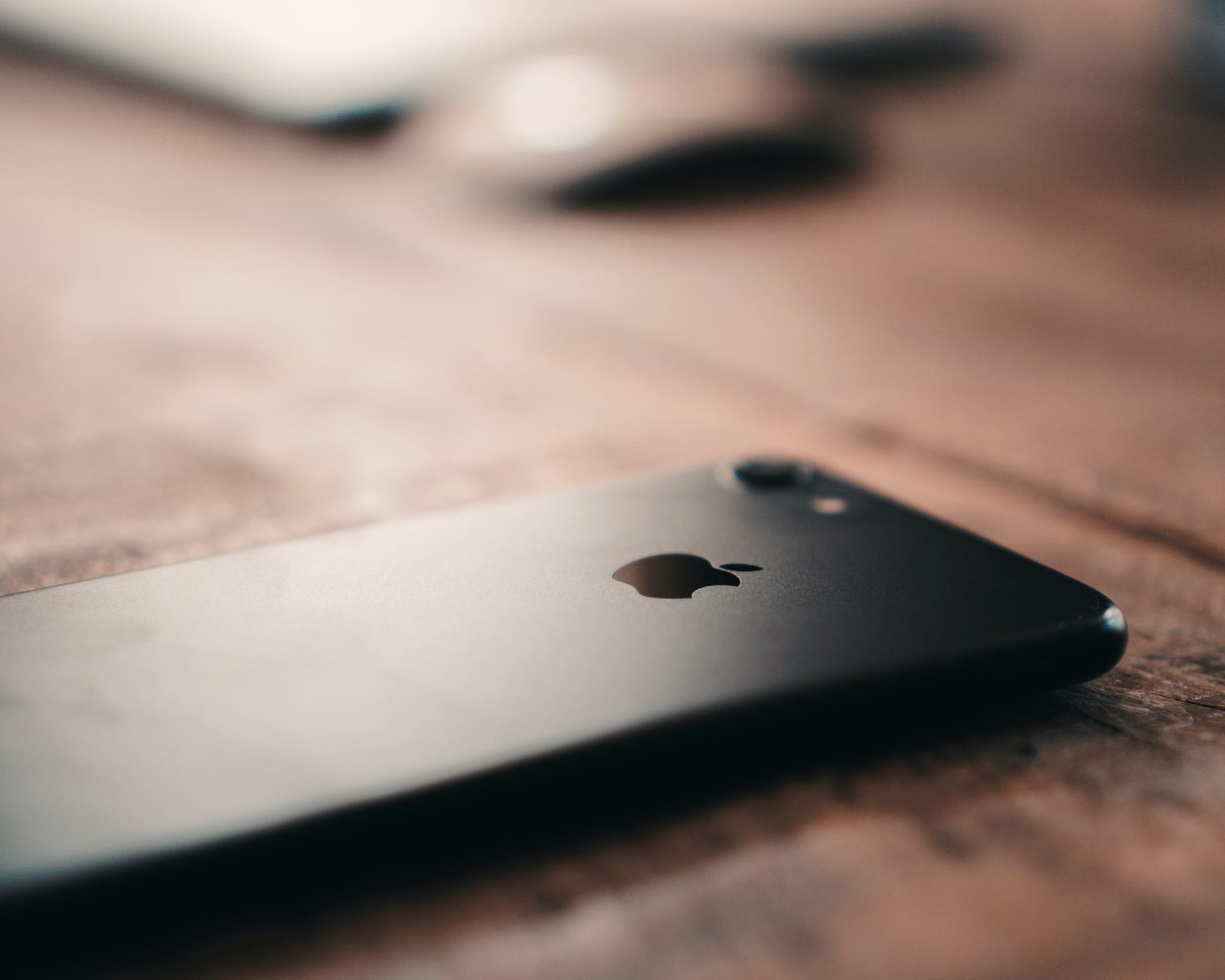 Un téléphone posé sur une table en bois